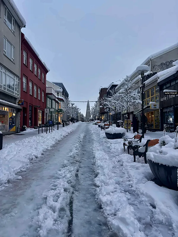 A snowy Reykjavik street to Hallgrimskirkja