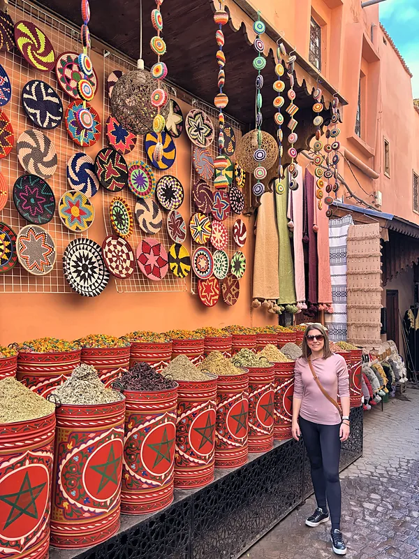 Spices and painted plates in the souk