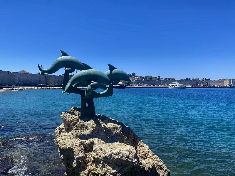The dolphin statue at the harbour